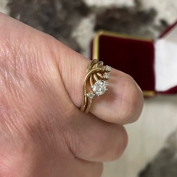 Vintage early 80βs .25 Karat & 4 Small Diamonds Set in 14K Yellow Gold Size 3.75 - Picture 6 of 12